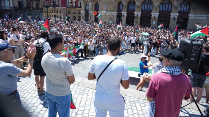 Cientos de personas denuncian en Bilbao la actuación en Loiu de una Ertzaintza «cómplice del sionismo»