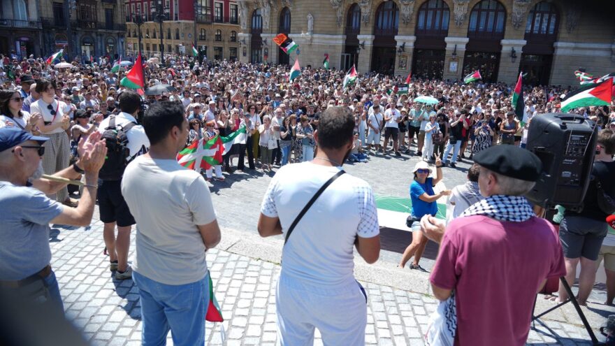 Cientos de personas denuncian en Bilbao la actuación en Loiu de una Ertzaintza «cómplice del sionismo»