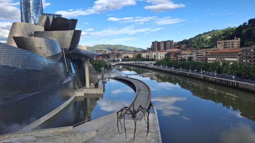 El Guggenheim y la ría dibujan la postal perfecta de Bilbao