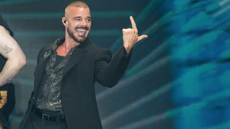 Susto en pleno concierto de Ricky Martin: lanzan gas lacrimógeno hacia el escenario