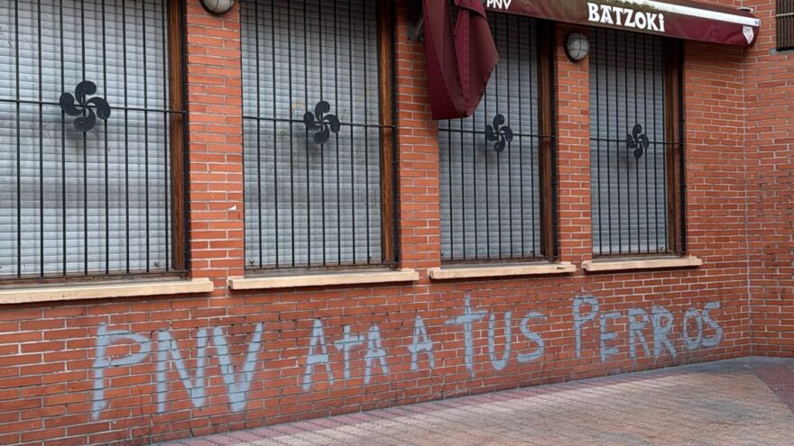 Pintadas contra la Ertzaintza en el batzoki de Cruces