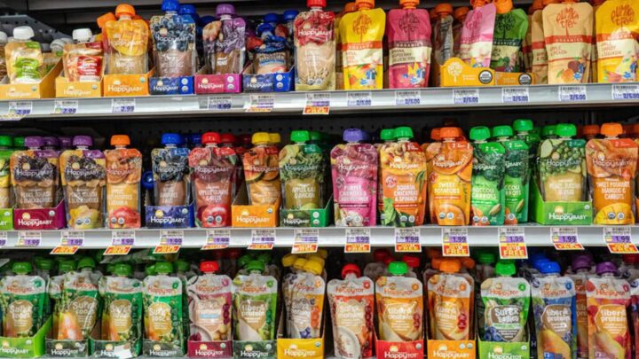 ¿Le das fruta en bolsita para bebés? Greenpeace encuentra de 5.000 a 11.000 microplásticos por bolsita