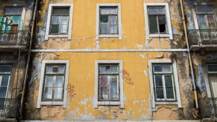 ¿Cómo desalojar por ley un edificio en ruinas si los vecinos se niegan a salir?