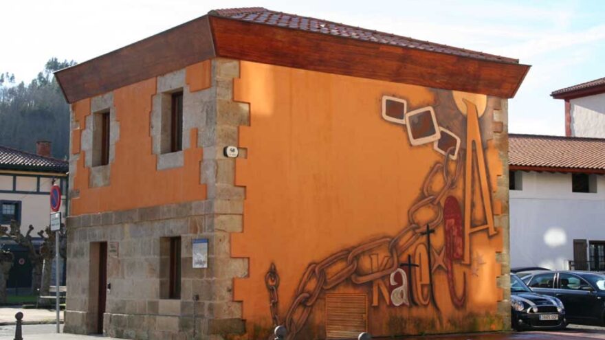 Mungia recupera su memoria histórica con dos nuevos murales