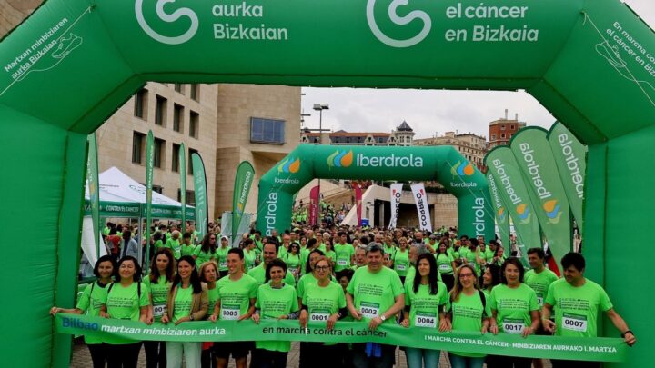 Bilbao se une un año más en la lucha contra el cáncer con su marcha solidaria