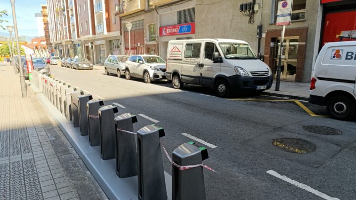 ¿Aparcar o rezar a “San Aparcacio”? El calvario diario en los barrios de Bilbao