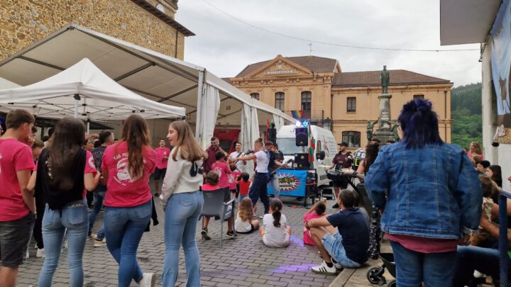 Galdames estrena ‘Galdabus’, un autobús gratuito para acudir a las fiestas de los barrios