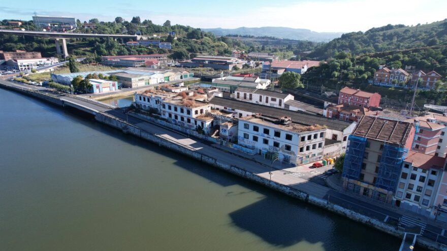 Erandio inicia el derribo de la antigua fábrica Pinturas Internacionales