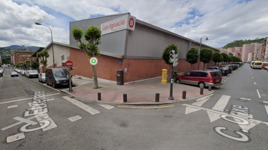 Ocupación de calzada en el cruce de las calles Etxepare y Orixe