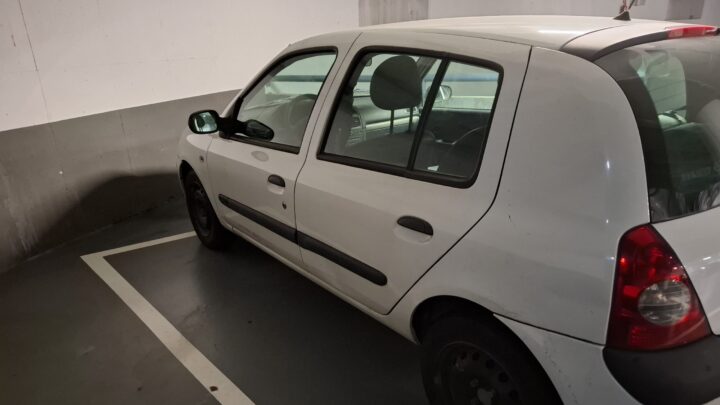 Amorebieta-Etxano saca a subasta un Renault Clio de la Policía Municipal