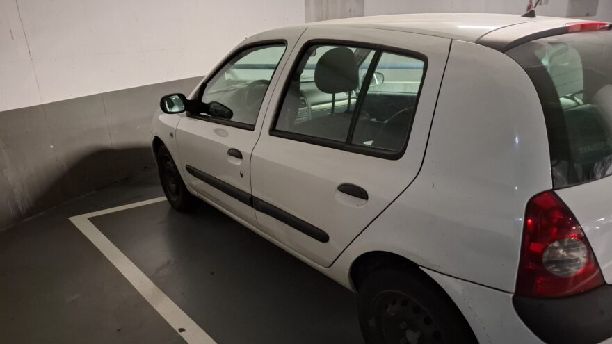 Amorebieta-Etxano saca a subasta un Renault Clio de la Policía Municipal