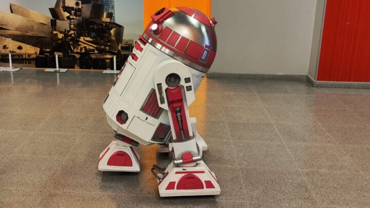 R2-KT, el robot rosa de la saga de Star Wars que busca las sonrisas de los niños del hospital de Basurto