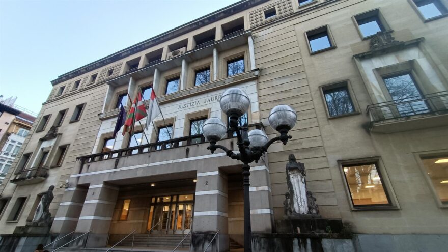 Condenado a 8 años de cárcel por atacar a dos compañeros de piso en Leioa