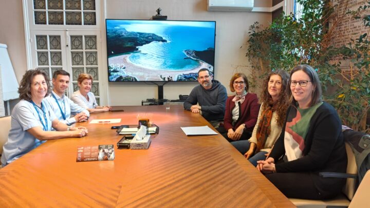 Caritas Bizkaia y el Hospital de Gorliz han firmado un acuerdo de colaboración para impulsar el voluntariado hospitalario