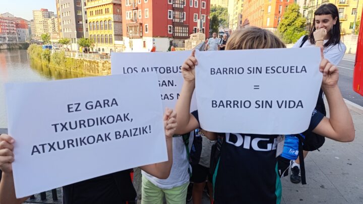 Las familias de la eskola de Atxuri no aguantan más
