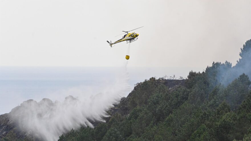 Bomberos intentan controlar un fuego originado en el monte Galarreta