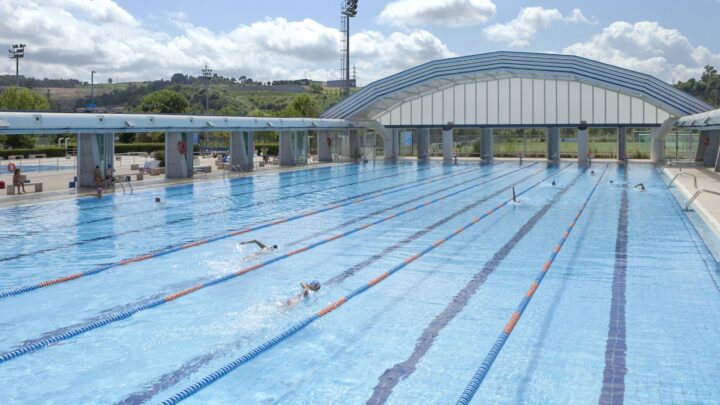 Getxo reabre la piscina olímpica de Fadura tras una limpieza urgente del agua