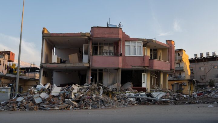 SEMES aconseja agacharse, cubrirse y sujetarse para protegerse durante un terremoto