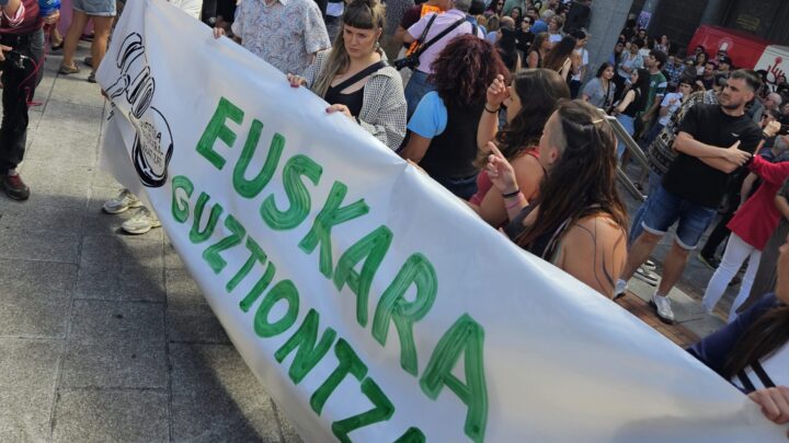 Vecinos de Santutxu se plantan ante los pisos turísticos