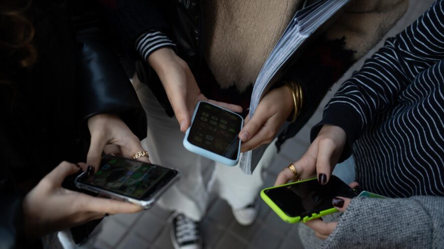 PSOE y Sumar acuerdan prohibir el acceso a redes sociales con «contenidos dañinos» a menores de 16 años