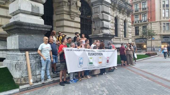 Una veintena de trabajadores de Euskotren se han concentrado en Bilbao para denunciar las recientes agresiones sufridas