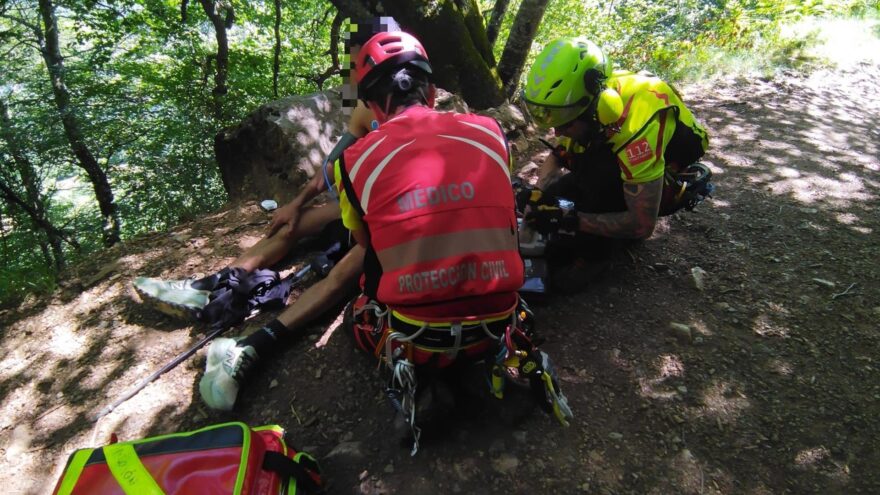 Rescatado en Picos de Europa un senderista vizcaíno de 23 años deshidratado