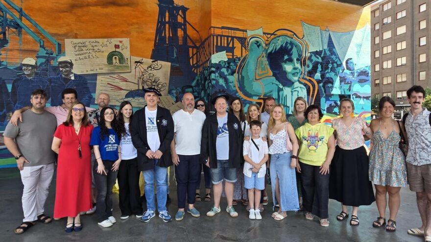 Barakaldo entrega a sus pregoneros y txupineros los blusones y txapelas para el inicio de los Karmenak este sábado