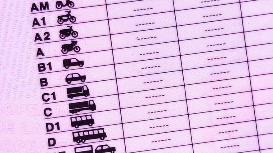 Descubiertas copiando en el examen teórico de la DGT