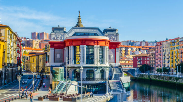 El Ayuntamiento de Bilbao autoriza la colocación de 78 terrazas estivales en agosto frente a las 92 concedidas en 2025