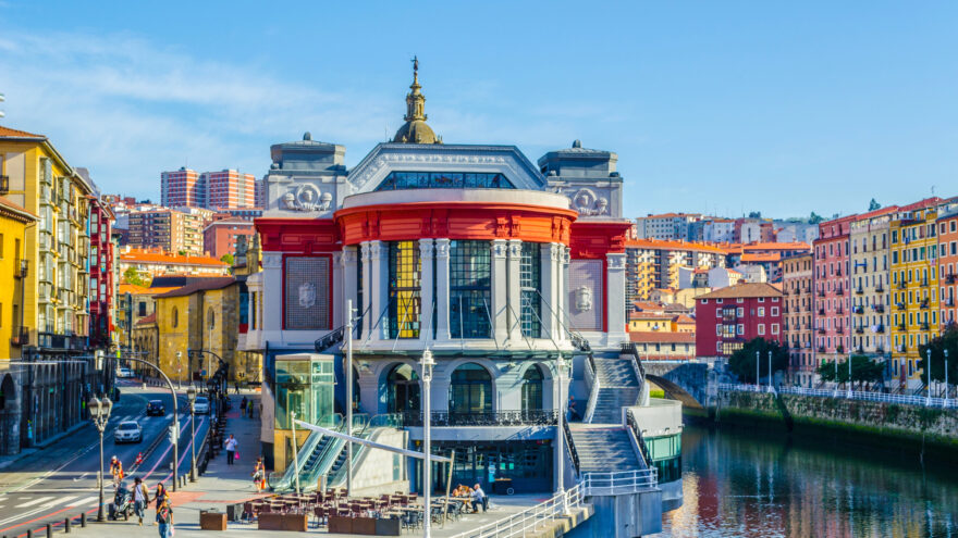 El Ayuntamiento de Bilbao autoriza la colocación de 78 terrazas estivales en agosto frente a las 92 concedidas en 2025