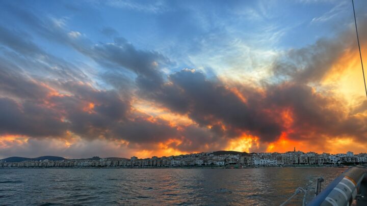Once muertos, 19 no localizados y cientos de desalojados en el incendio forestal de Los Gallardos (Almería)