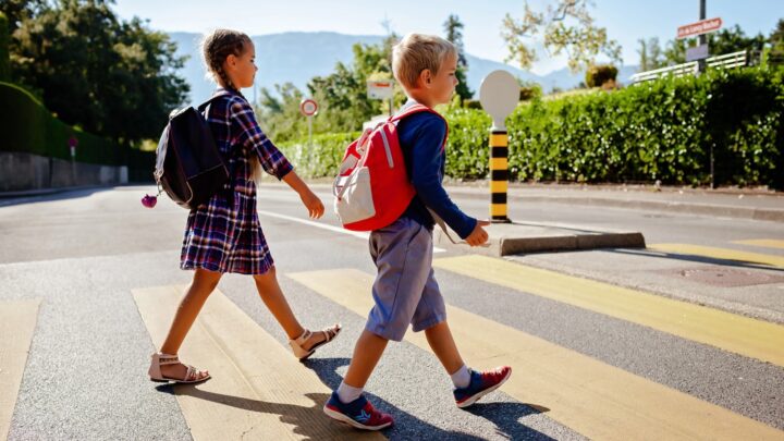 ¿A qué edad deben empezar los niños a ir solos al colegio?