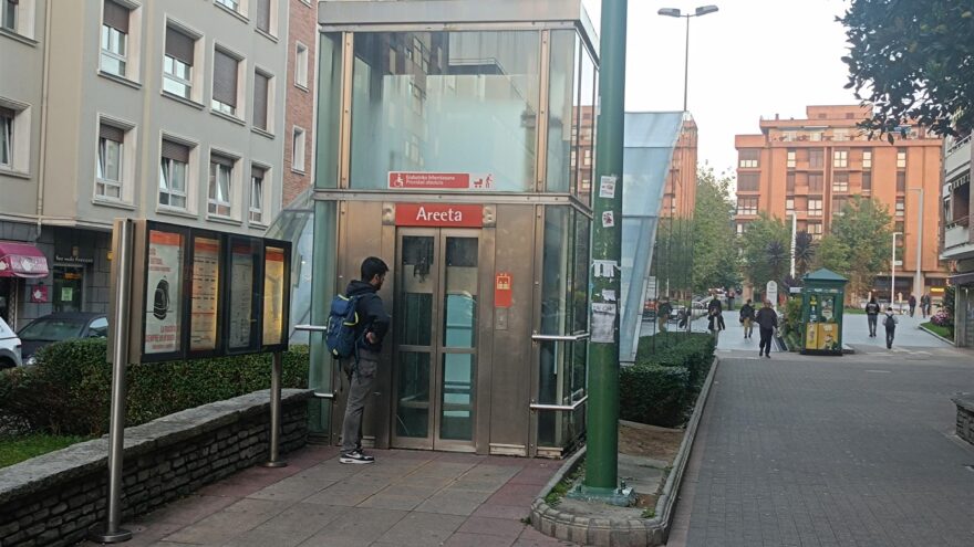 Quemados este viernes diez contenedores en los barrios de Las Arenas y Romo de la localidad vizcaína de Getxo