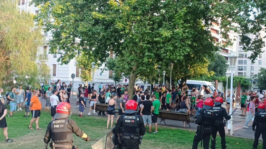 Detenidos dos hombres en Bilbao por agredir a un joven que llevaba la camiseta de España