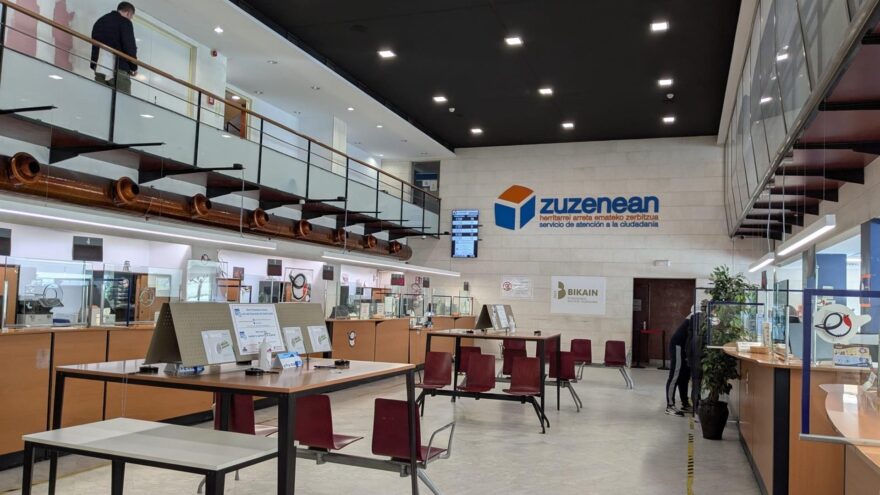Zuzenean atenderá sin cita previa de ocho a once de mañana en agosto