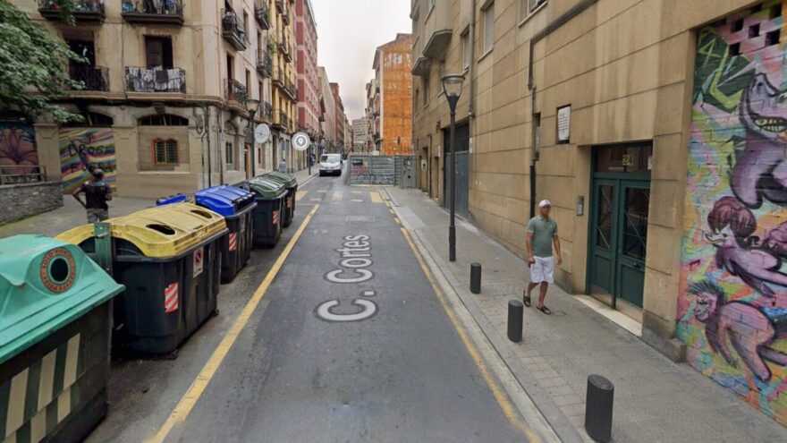 Una pelea en la calle Cortes acaba con un hombre apuñalado en el pecho y dos detenidos