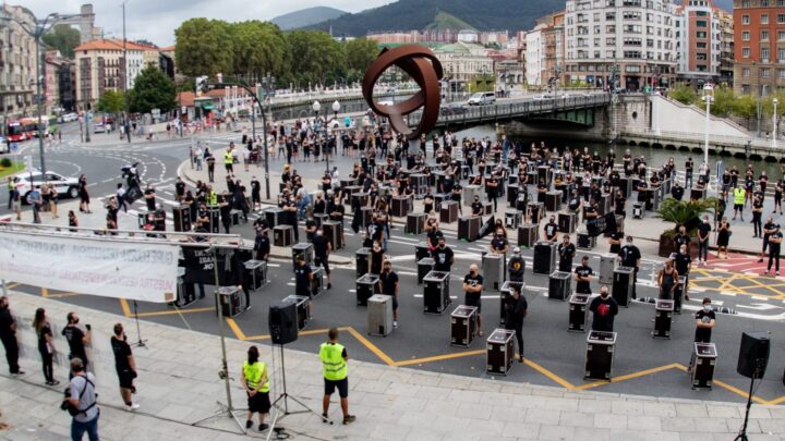 La precariedad tras nuestras fiestas: técnicos de espectáculos denuncian jornadas de 16 horas