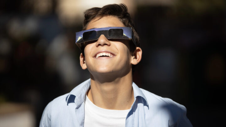 Ni gafas de sol ni radiografías: los errores que pueden dañar la retina durante el eclipse