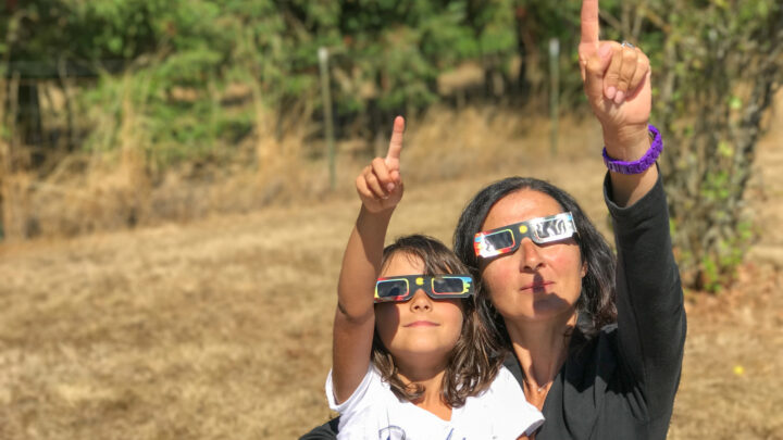 El aviso de los pediatras ante el eclipse: una mirada puede causar daños irreversibles