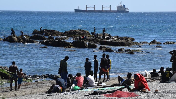Pediatras reclaman priorizar la protección de los menores migrantes no acompañados en Ceuta: «Son niños»