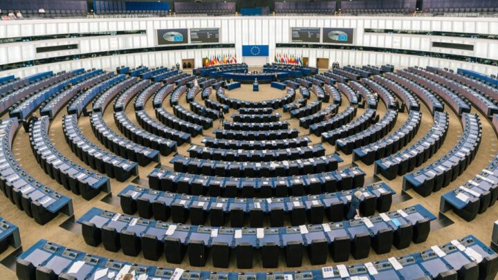 La nueva norma europea sobre IA exigirá avisos explícitos de su uso pero eximirá el contenido revisado por profesionales