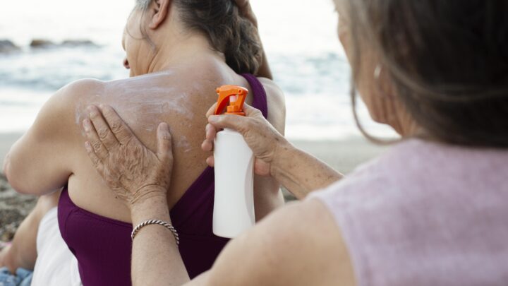 «Un bote de crema debería durarte solo 5 días»: la advertencia de un dermatólogo sobre la aplicación de los fotoprotectores