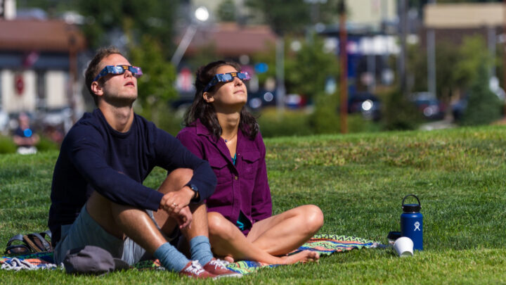 Preparamos el kit imprescindible para disfrutar del eclipse solar del 12 de agosto