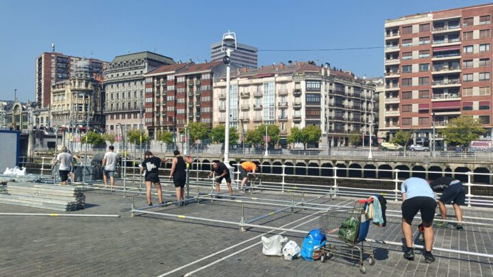 Bilboko Konpartsak inicia el montaje de las txosnas y anuncia que apoyará la huelga de técnicos