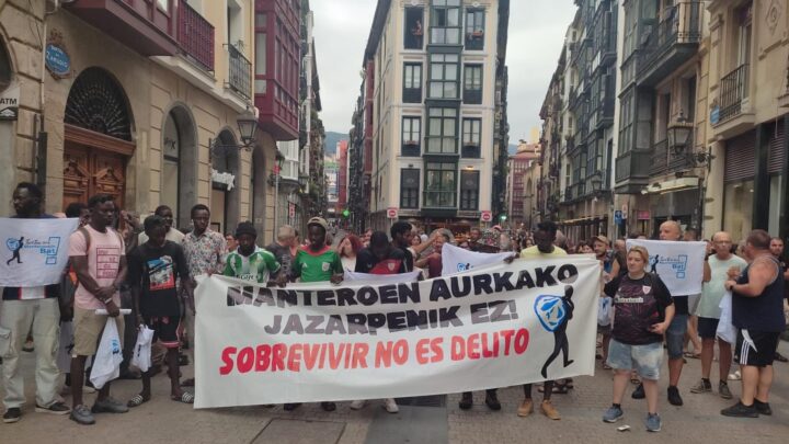 Una concentración denuncia en Bilbao las actuaciones de la Policía Municipal contra los manteros