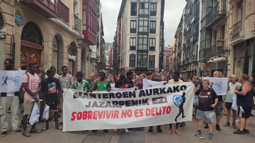 Una concentración denuncia en Bilbao las actuaciones de la Policía Municipal contra los manteros