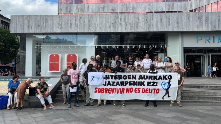 Manteros de Bilbao denuncian un endurecimiento de la represión policial: «Solo queremos una vida normal»