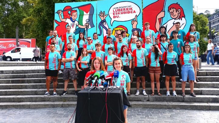 Manteros de Bilbao denuncian un endurecimiento de la represión policial: «Solo queremos una vida normal»