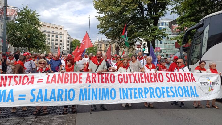 Los pensionistas llevan su protesta a Aste Nagusia: «Las fiestas sí, pero en la calle también»
