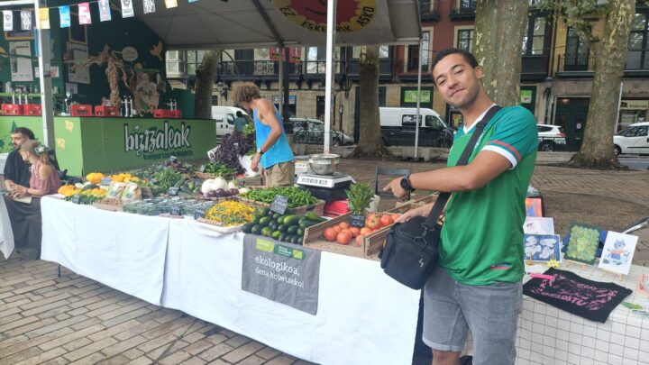 Llegan los productos locales al txosnagune: «Estamos desconectados de dónde vienen los alimentos»
